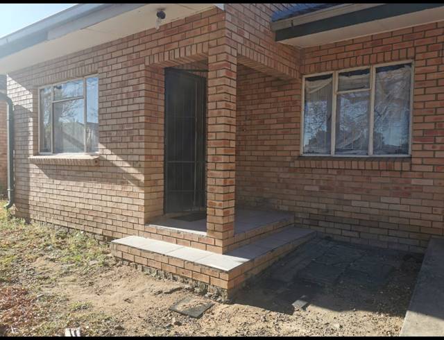 3 BEDROOM FREEHOLD FOR SALE IN LENNOXTON